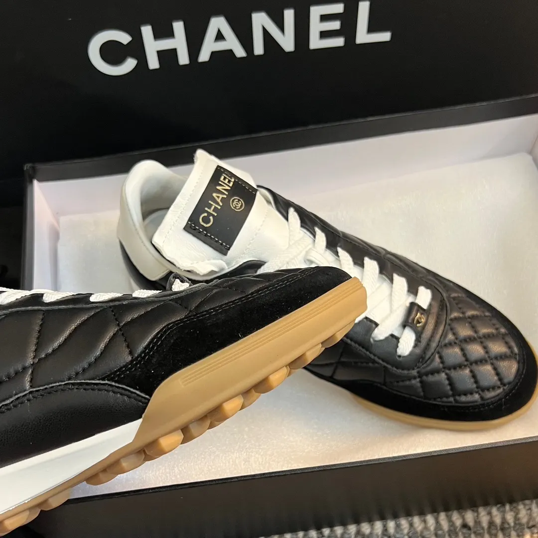 👟👟Ex-factory price 520👟👟 CHANEL 23s new spring and summer sneakers are now available❤️ Original purchased for development and production. Xiaoxiang’s casual sneakers this season have hit the Xiaohongshu INS. Various social platforms exploded like crazy! Classic design. The upper is electro-embroidered with various techniques. The outsole is fashionable and sporty. Extraordinary inclusion of a variety of panda shoe color elements. Lightweight and versatile❗️Not tired when you run wild❗️ Exquisitely packaged at the delivery counter🛍📦 ▪️Inner lining: original imported lambskin + rhombus craft ▪️Sole: original molded T👟👟Factory price U combination outsole ▪️Heel height: 2CM ▪️Size: Women's size 35-40